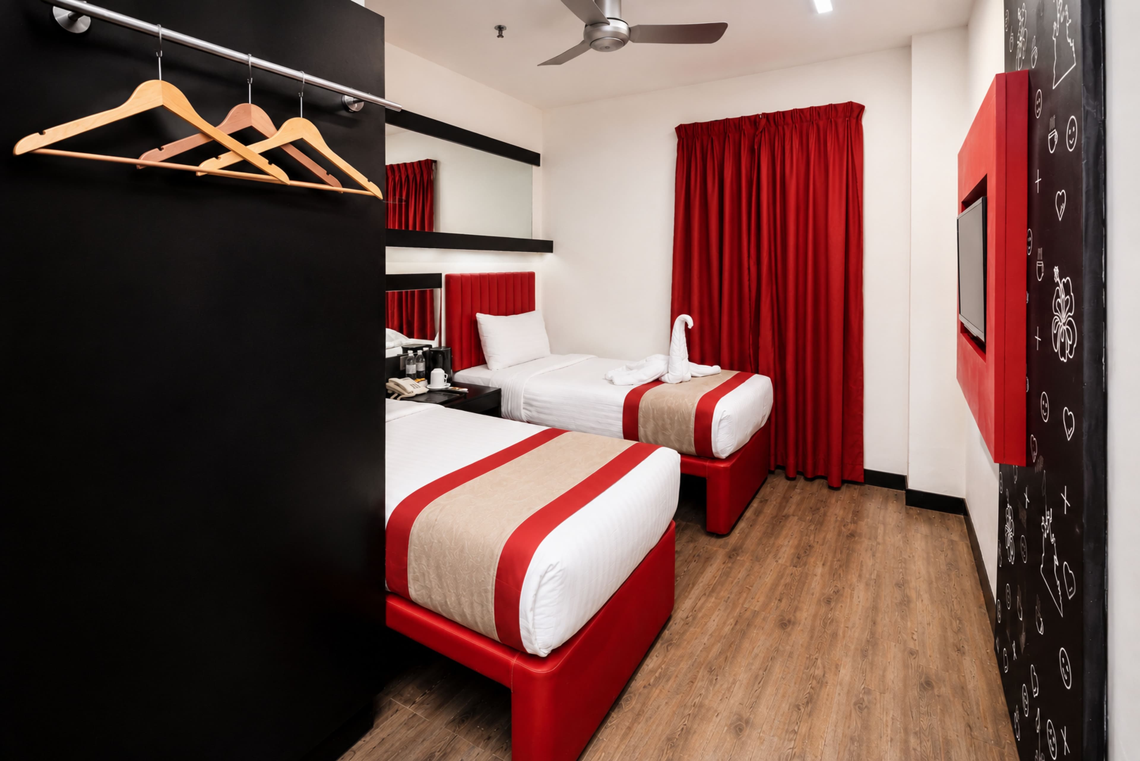Standard Twin Room - Image 3