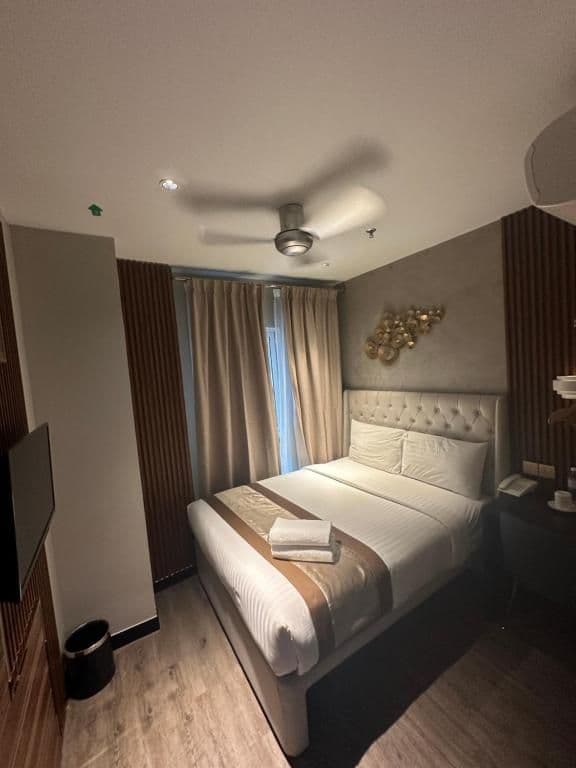 Standard Double Room - Image 10