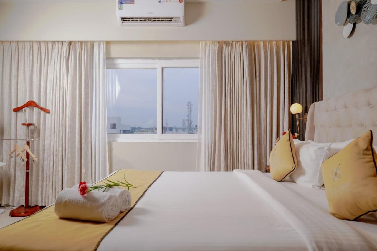 Superior King Room - Image 8