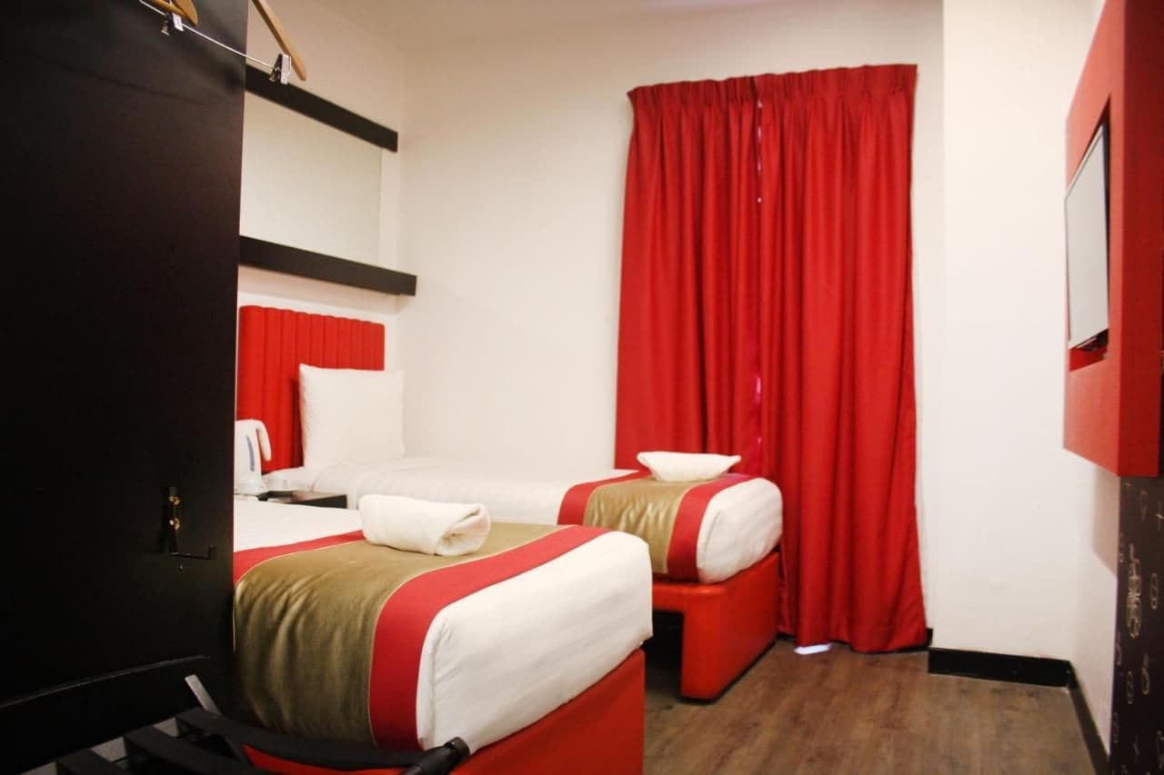 Standard Twin Room - Image 8