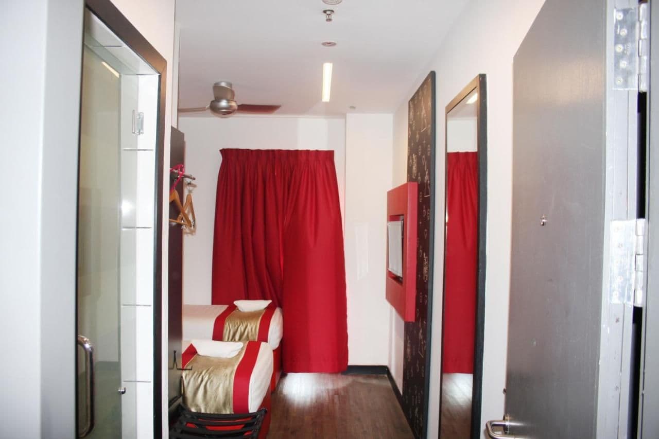 Standard Twin Room - Image 11