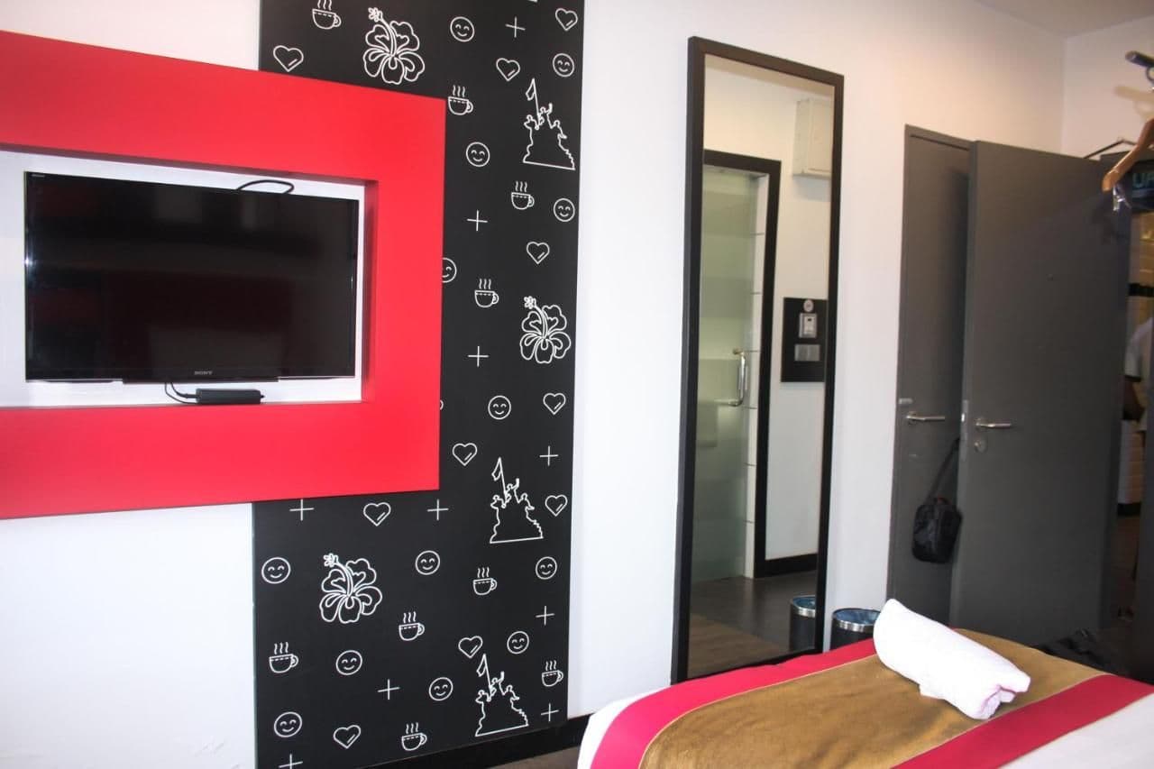 Standard Twin Room - Image 7