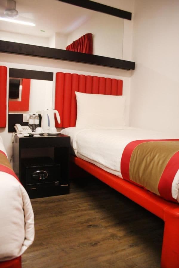 Standard Twin Room - Image 6